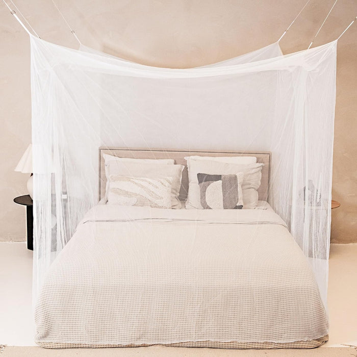 Lightweight travel mosquito net with carrying bag for easy transport